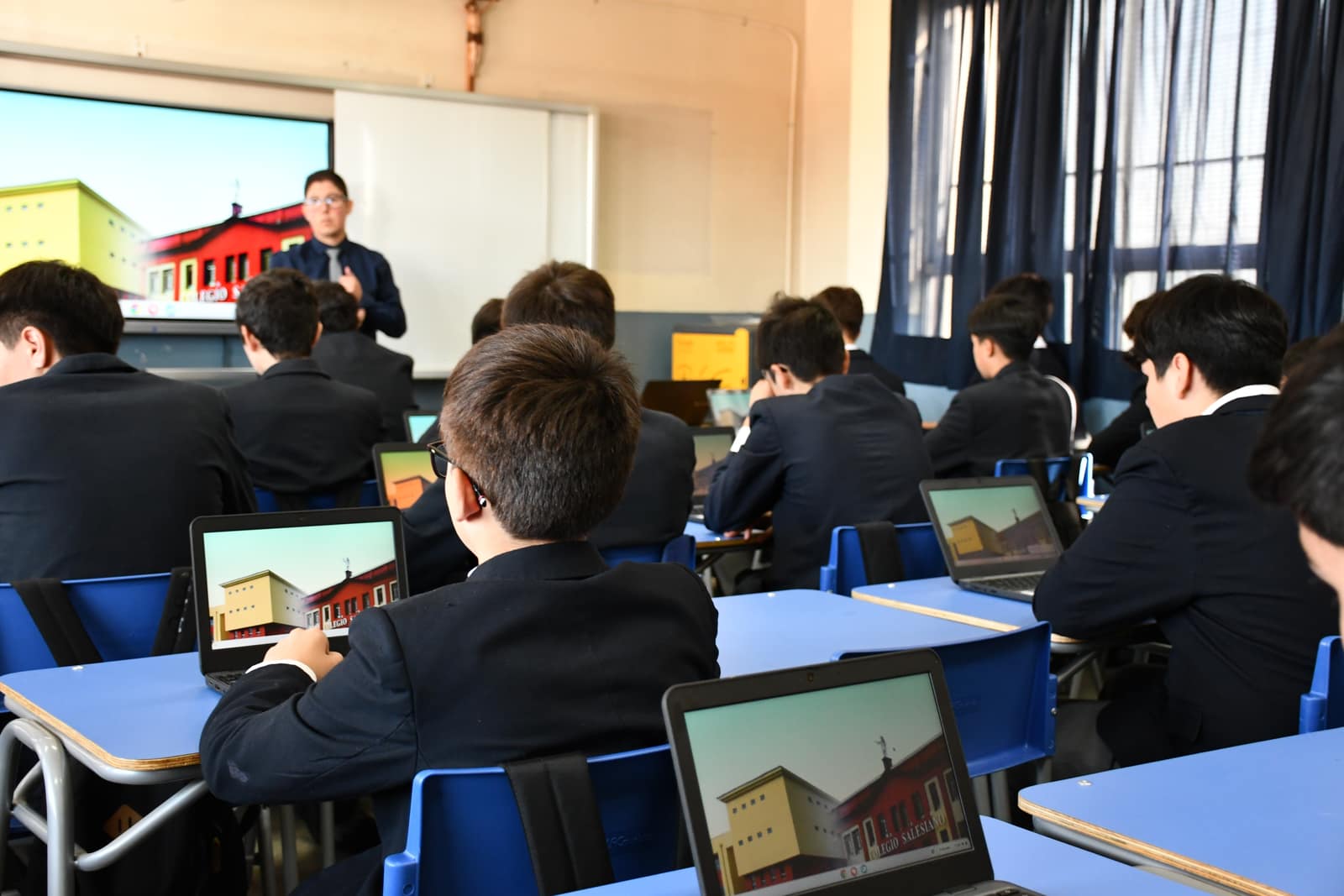 Grupo de estudiantes trabajando